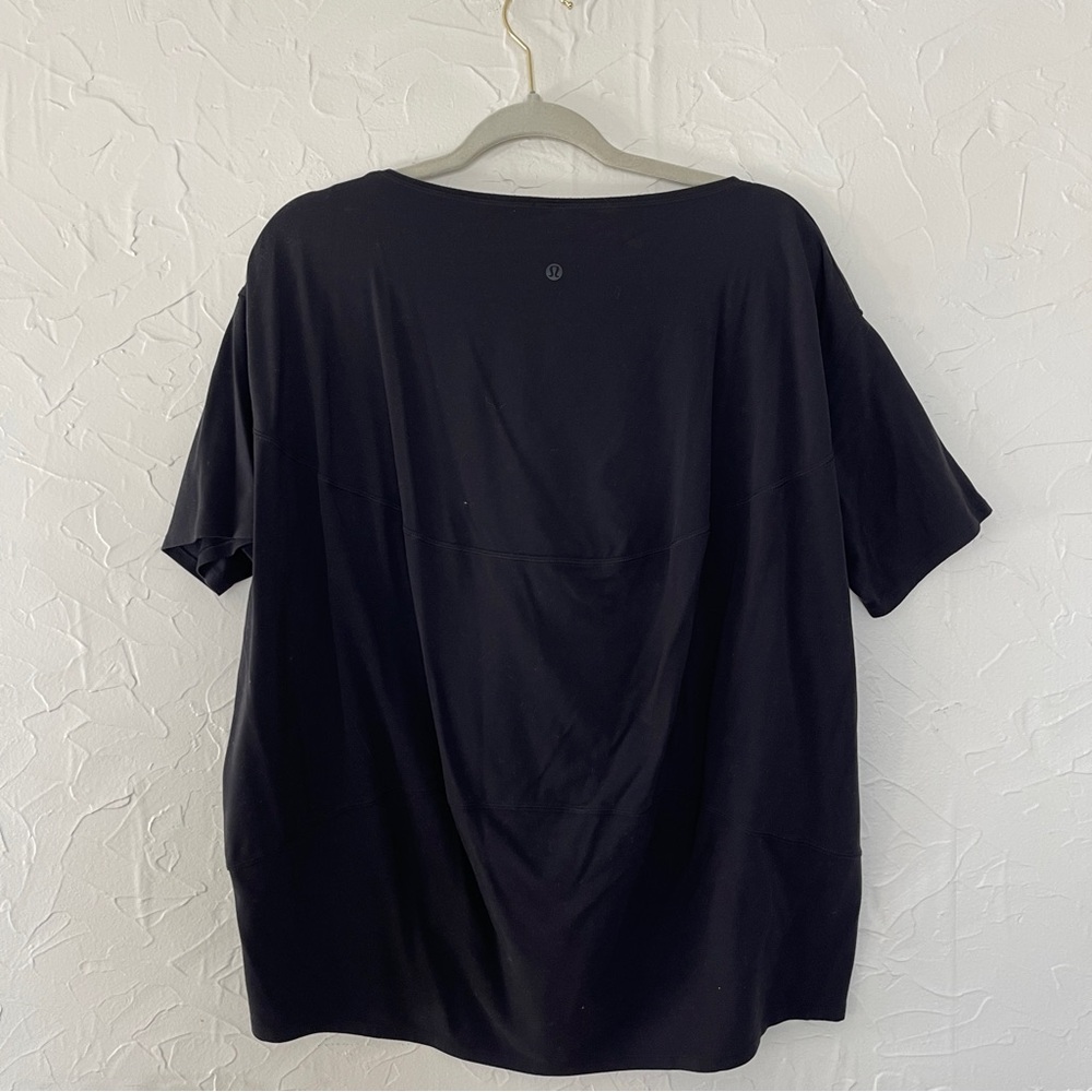Lululemon Short Sleeve Back in Action. Black. Size 10 - Picture 4 of 4